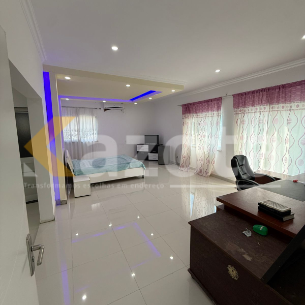 Vivenda V6 Duplex com Piscina – Camama | Próximo ao Descontão